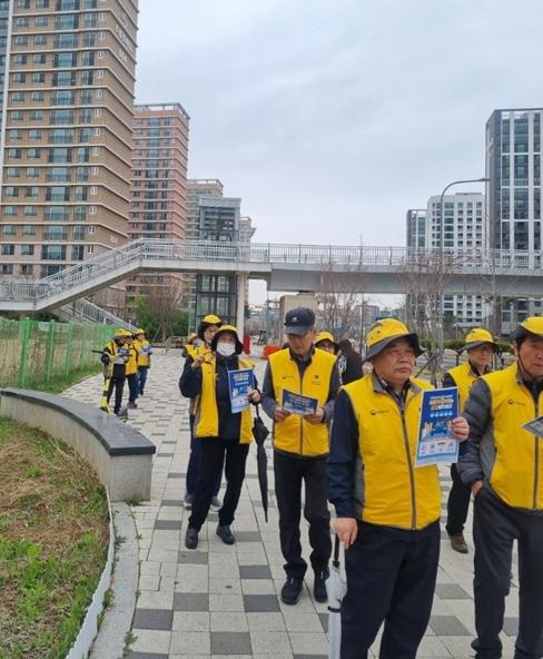 파주시 운정6동 실버경찰대봉사단, 에너지 절약 실천을 위한 거리 홍보 전개 기사 이미지