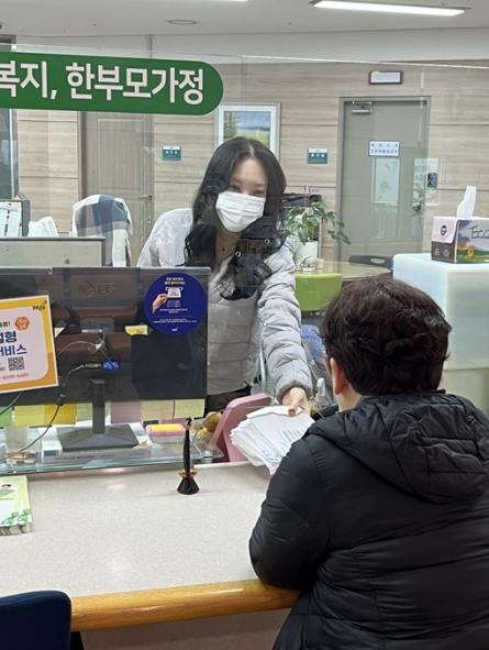 파주시 금촌3동, 비상경제 대응 속 취약계층 종량제봉투 무상지급 차질 없이 추진 기사 이미지