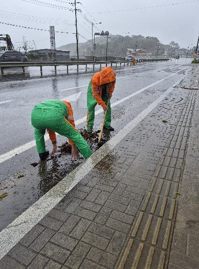 남해군 자율방재단, 호우주의보 대응 배수로 정비 기사 이미지