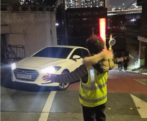 성동구, 응봉산 '골목지킴이' 올해도 운영... 야간 주정차 혼잡 줄인다 기사 이미지