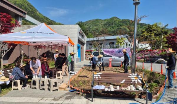 정읍시치매안심센터, 텃밭 정원 활용 ‘야외 치유 프로그램’ 운영 기사 이미지