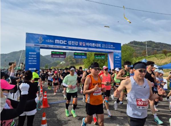 하동군 봄바람 속 5000여 명 질주…섬진강 마라톤 열기‘후끈’ 기사 이미지