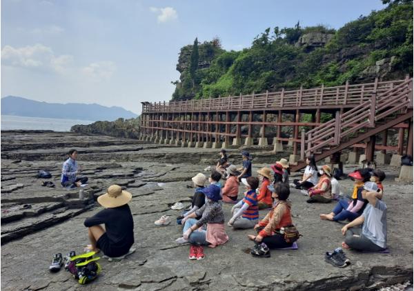 고성군, 코리아둘레길 ‘2026 걷기여행길 프로그램’ 운영… 웰니스 관광 본격화 기사 이미지