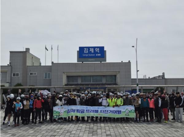 김제시, 만경강 벚꽃길 달리는 ‘봄맞이 자전거 투어’ 개최 기사 이미지