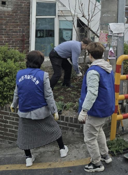수원시 팔달구 화서1동, '우리동네 새빛 새단장' 손바닥 정원 초화 식재 기사 이미지