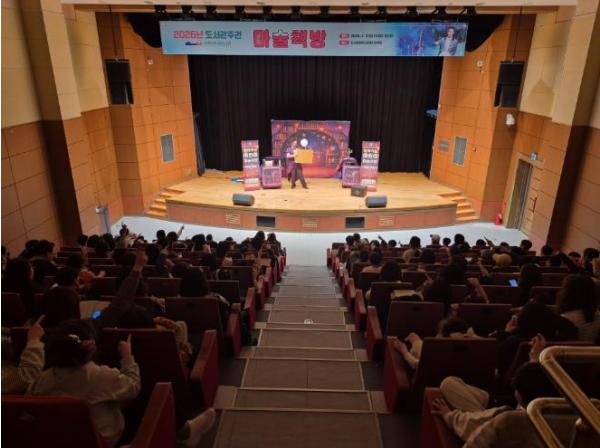 서산문화복지센터 어린이도서관, 제62회 도서관주간 행사 ‘마술책방’ 공연 성료 기사 이미지