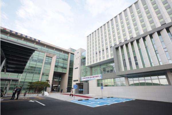 울산 강북 학교지원센터, ‘아이들 마음껏 뛰도록’ 학교 운동장 평탄화 지원 기사 이미지