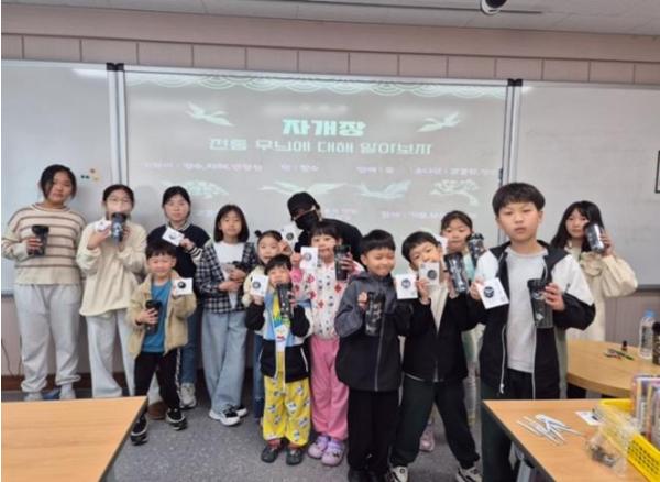 충청남도태안교육지원청태안도서관, 제62회 도서관 주간 맞아 자개 만들기 체험프로그램 운영 기사 이미지