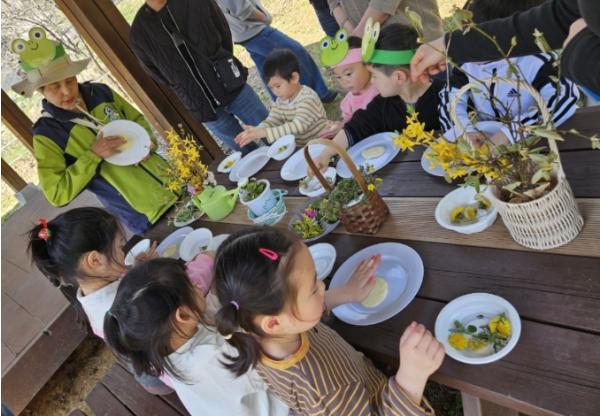 증평 좌구산 별천지숲인성학교, 봄 소풍 단체 발길 이어져