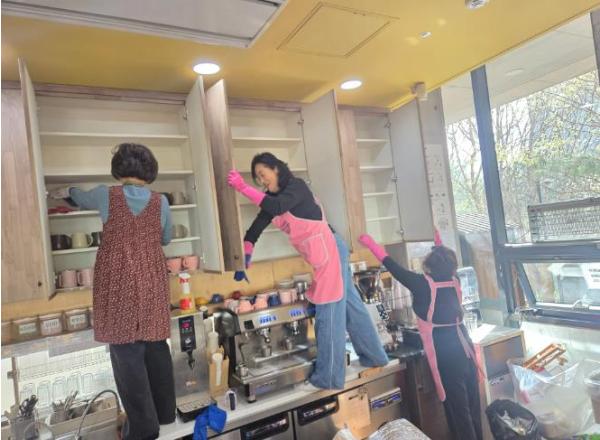 부평구노인복지관, 봄철 환경정비로 쾌적함과 활기 넘쳐!  기사 이미지