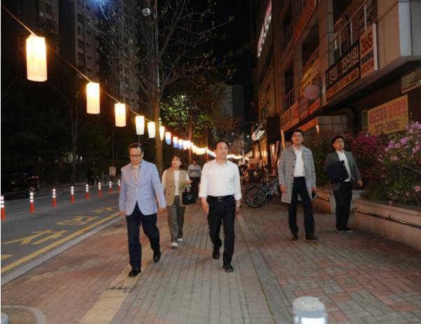 오산시, 골목상권 3곳 '청사초롱' 설치 완료…야간경관 개선으로 상권 활성화 기대 기사 이미지