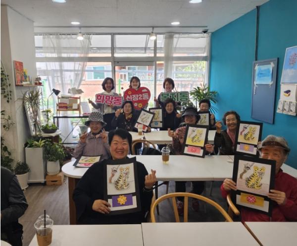 오산시 신장2동, 어르신 정서지원 '행복 담은 화실' 운영…민화로 봄의 정취 나눠 기사 이미지