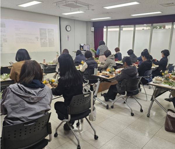 오산시 중앙도서관, 감성 힐링 '그림책 원예테라피' 운영…시민 호응 속 성황 기사 이미지