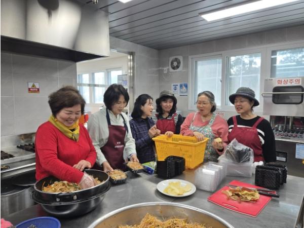 양평군 옥천면 지역사회보장협의체, 매월 반찬 나눔으로 따뜻한 이웃 돌봄 실천 기사 이미지