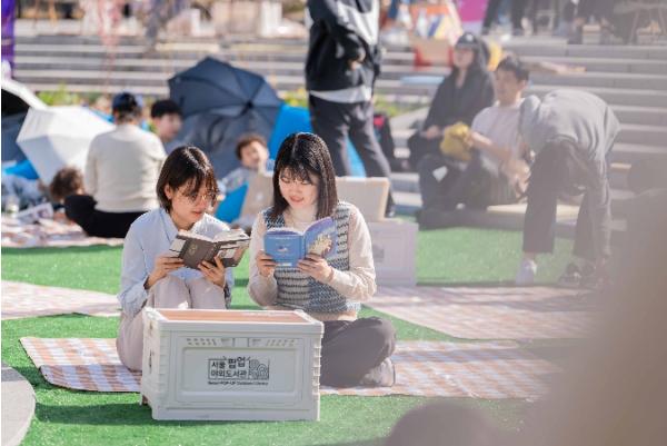 봄날 공원에서 즐기는 책과 휴식…'책읽는 성북' 야외도서관 19일까지 기사 이미지