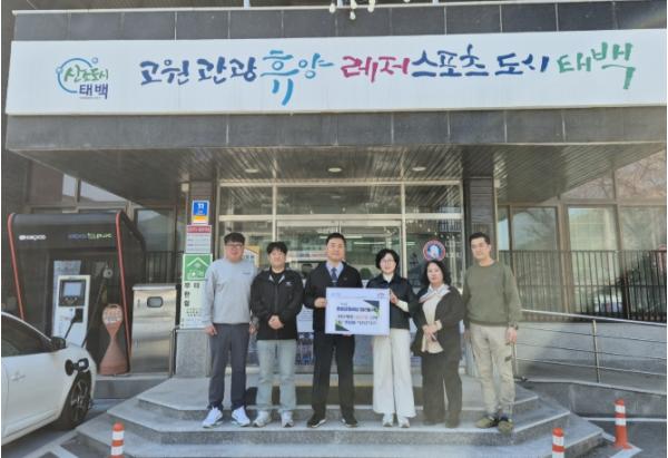 태백시 포럼강원세상 청년봉사단, 취약계층 LED 전등 교체 및 생필품 지원 기사 이미지