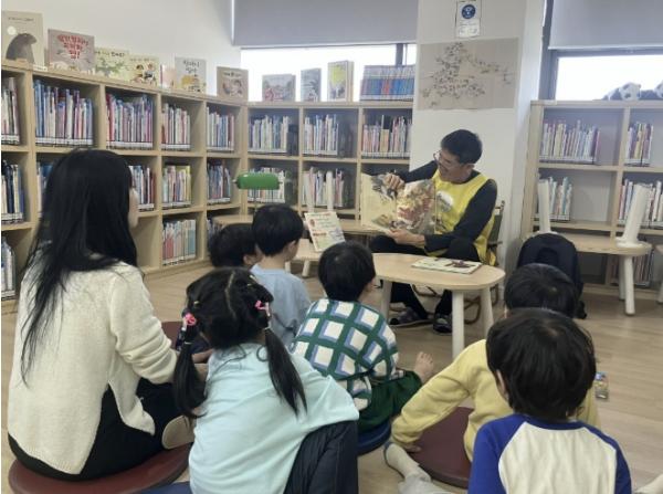 의왕시 청계참고운도서관 책 읽어주기 '우루루'프로그램 운영 기사 이미지