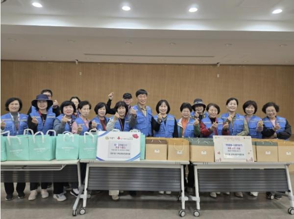 의왕시 내손1동 지역사회보장협의체, 저소득 취약계층 40가구에 시원한 여름 선물 전달 기사 이미지