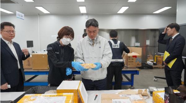 관세청 차장, 마약류 밀반입 차단을 위한 특송·우편 통관현장 점검