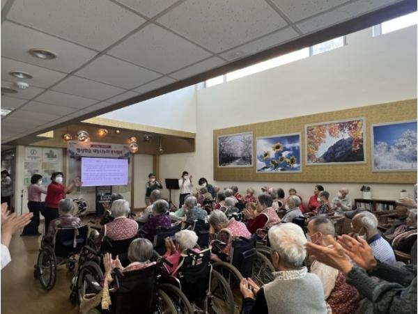 용인특례시 평생학습관 재능나누미 수강생 요양원 찾아 봉사 활동 기사 이미지