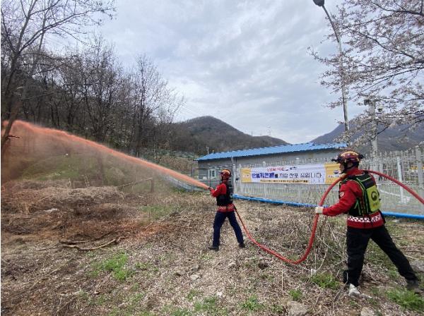 영월군·영월국유림관리소, 선제적 산불대응...핵심시설 산불지연제 살포 완료 기사 이미지