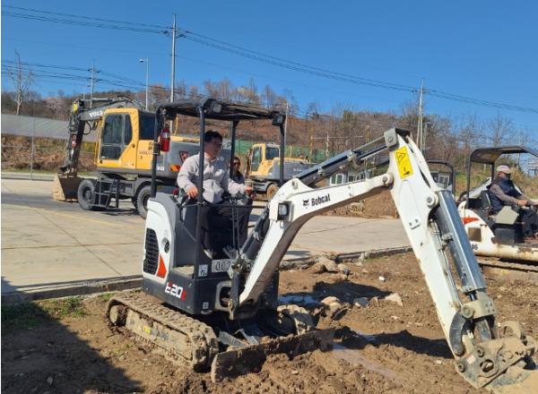 고창군, 소형특수농기계 면허취득 지원…“농업 현장 안전·효율 다 잡는다” 기사 이미지