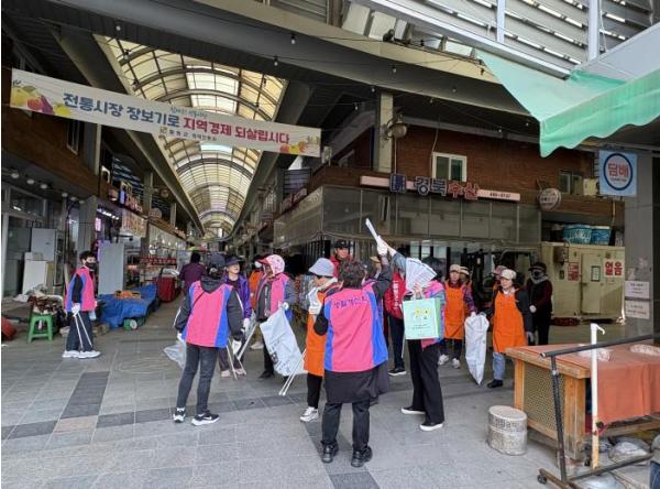 철원군 청정환경과·한국생활개선동송읍회, 환경정화 및 캠페인 기사 이미지