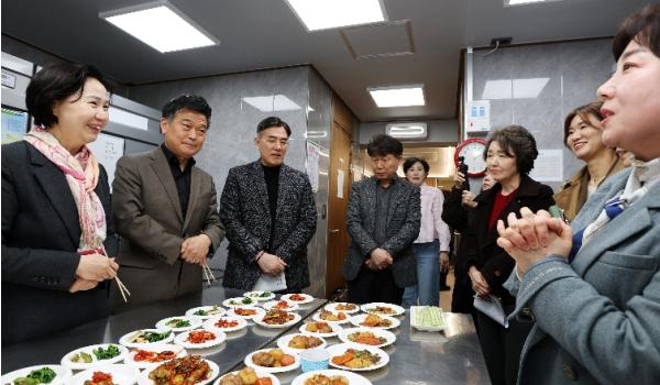“경로당 중식 공백 없어야” 남동구, 노인 일자리 기간 연장 건의 기사 이미지