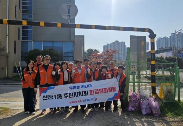 오산시 신장1동 주민자치회, 장미꽃길 정비·환경정화 활동 전개 기사 이미지