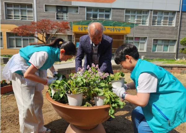 광주 도곡초, 학생·교사 함께 가꾼 학교… 도곡초 사제동행 화단가꾸기 활동 실시 기사 이미지