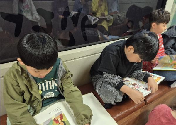 광주 고산하늘초, 달려가는 도서관, ‘책 읽는 버스’와 함께하는 특별한 독서 여행 기사 이미지