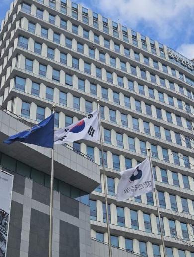 중부고용노동청장, 봄철 추락 위험이 높은 태양광·축사 등 지붕공사 현장 방문해 추락사고 예방 캠페인 실시 