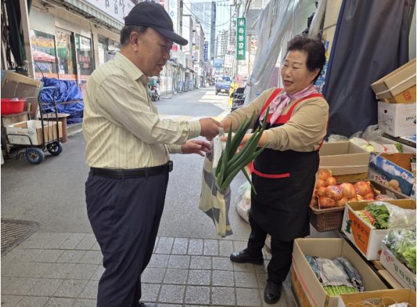 중동 전쟁이 부른 전통시장 ‘비닐 대란’… 송파구, 폐현수막 장바구니로 상인 시름 던다 기사 이미지
