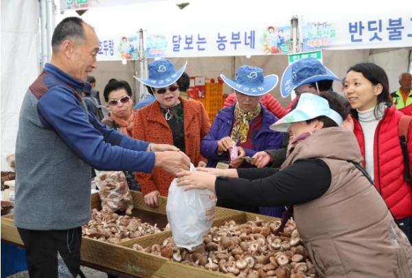 무주반디랜드서 주말 직거래장터 열린다!   옥수수, 버섯 등 무주반딧불농산물 판매  기사 이미지