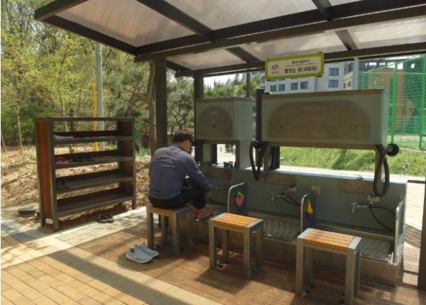 천안시, 청당1·2공원 맨발 걷기 길 ‘도심 속 건강 힐링명소’ 재탄생 기사 이미지