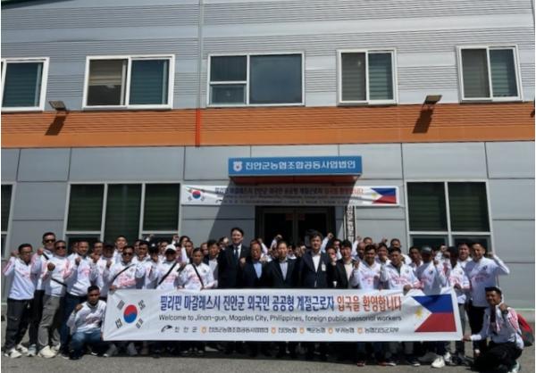 진안군, 공공형 계절근로자 54명 첫 입국 기사 이미지