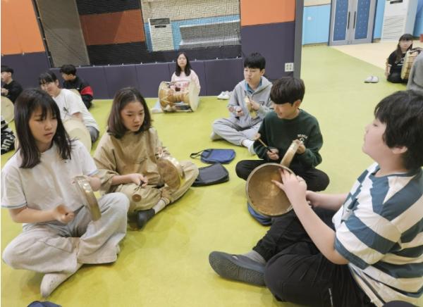군포의왕교육지원청, '쉬는 시간에도 장단 연습하며 놀아요.' 의왕다움 공유학교, 학교를 바꾸다 기사 이미지