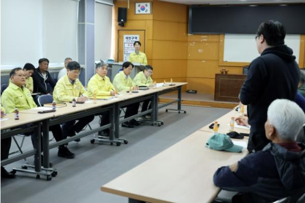김영식 고창군수 권한대행, 해리 축산농가 민원 현장중재…“인근 토사반출 전면중단” 기사 이미지