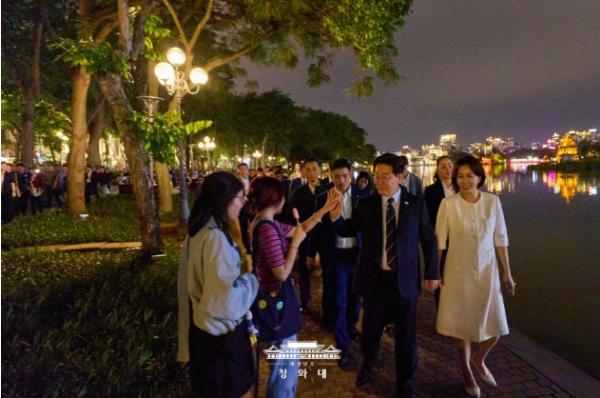 '신짜오'…이 대통령 부부, 하노이서 베트남 국민들과 하이파이브