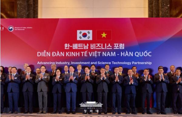 이 대통령 '한-베 '3대 교역국'…미래 첨단산업 씨앗 함께 뿌려야'