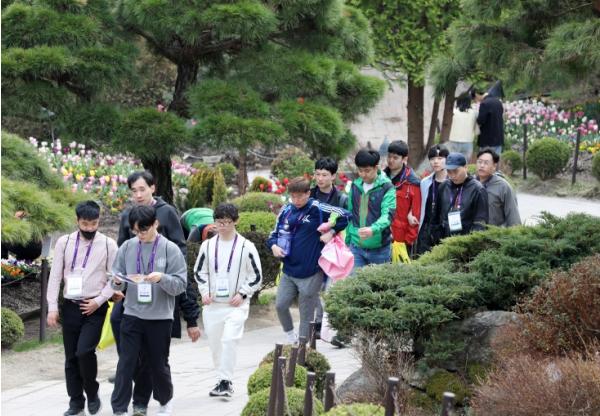 강남구, 발달장애 초등학생 남이섬 걷기대회…봄길 걸으며 자신감 키운다 기사 이미지