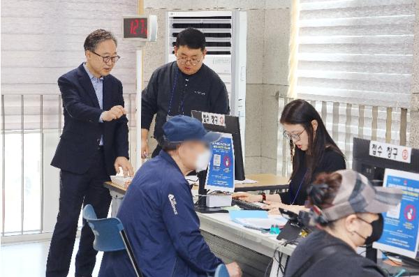 금천구, 고유가 피해지원금 지급 첫 날 구청장·국장급 간부 현장 집중점검 기사 이미지