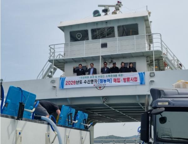 어업인 소득 증대 나선 인천 중구, 삼목항에 어린 점농어 31만 미 방류 기사 이미지