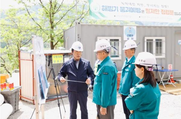 충주시, ‘명서 급경사지 붕괴위험지역 정비사업’ 현장점검 실시 기사 이미지