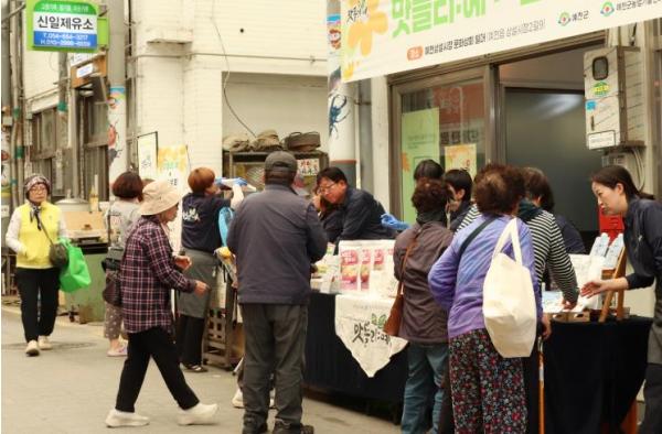 예천문화관광재단, 전통시장에 활력 불어넣는 ‘문화장날 시장와락(樂)’ 첫선 기사 이미지