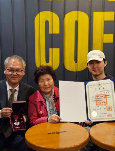 경기북부보훈지청, 제66주년 4.19혁명 기념일 계기 4.19혁명 유공자 및 유족에게 포상 전수 기사 이미지