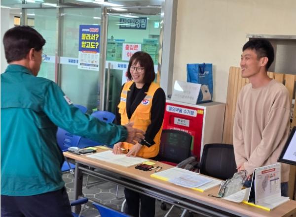 기장군, ‘고유가 피해지원금’1차 신청 접수 개시...군수 현장 점검 나서 기사 이미지