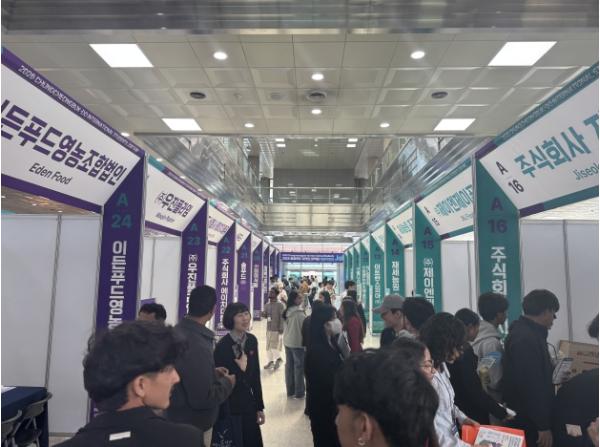 ‘취업에서 정주까지’…‘2026년 충청북도 외국인 유학생 채용박람회’ 성황 기사 이미지