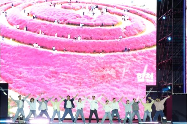 경남도립예술단, 쇼콰이어 합창 공연으로 ‘2026 전국생활체육대축전’ 서막 화려하게 장식 기사 이미지