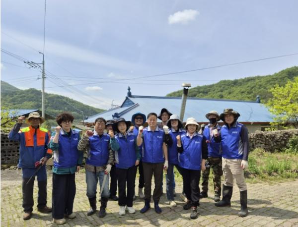 옥천군 안남면지역사회보장협의체, '뚝딱!싹싹! 청소하는 날' 특화사업 실시 기사 이미지